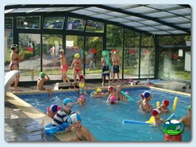 Piscina climatizada infantil con clase de natación del Camping Ribadesella, Ribadesella (Asturias)