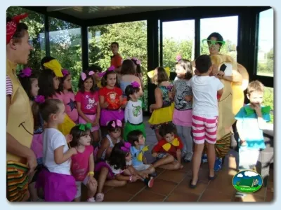 Parque infantil animación en grupo del Camping Ribadesella, Ribadesella (Asturias)