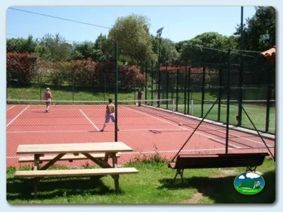 Pista de tenis con niños jugando del Camping Ribadesella, Ribadesella (Asturias)