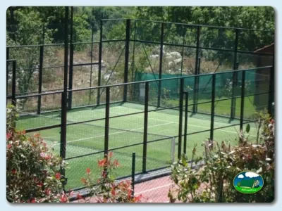 Pista de pádel con vistas a la montaña del Camping Ribadesella, Ribadesella (Asturias)