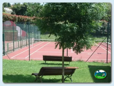 Pista de tenis con zona de descanso del Camping Ribadesella, Ribadesella (Asturias)