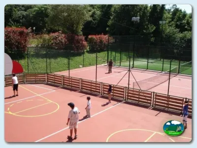 Pista de tenis y pádel con niños jugando del Camping Ribadesella, Ribadesella (Asturias)