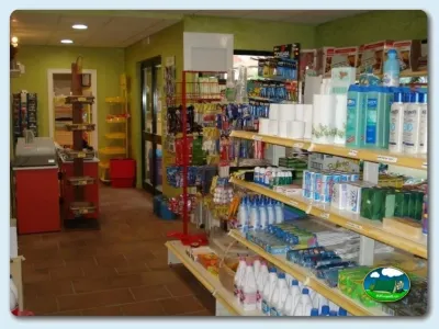 Supermercado interior con estanterías de productos del Camping Ribadesella, Ribadesella (Asturias)