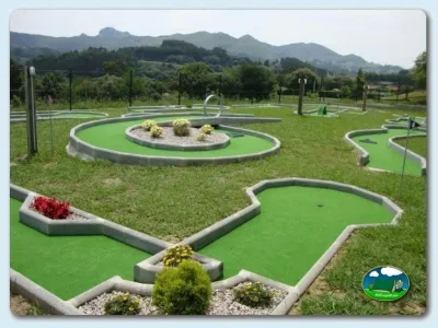 Parque infantil minigolf con vistas a la montaña del Camping Ribadesella, Ribadesella (Asturias)