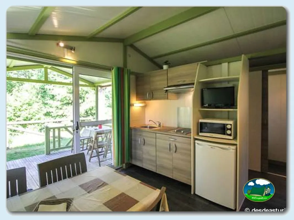 Mobil-home con cocina equipada y terraza del Camping Covadonga, Soto de Cangas (Asturias)
