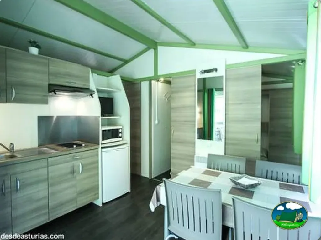 Mobil-home con cocina y zona de comedor del Camping Covadonga, Soto de Cangas (Asturias)