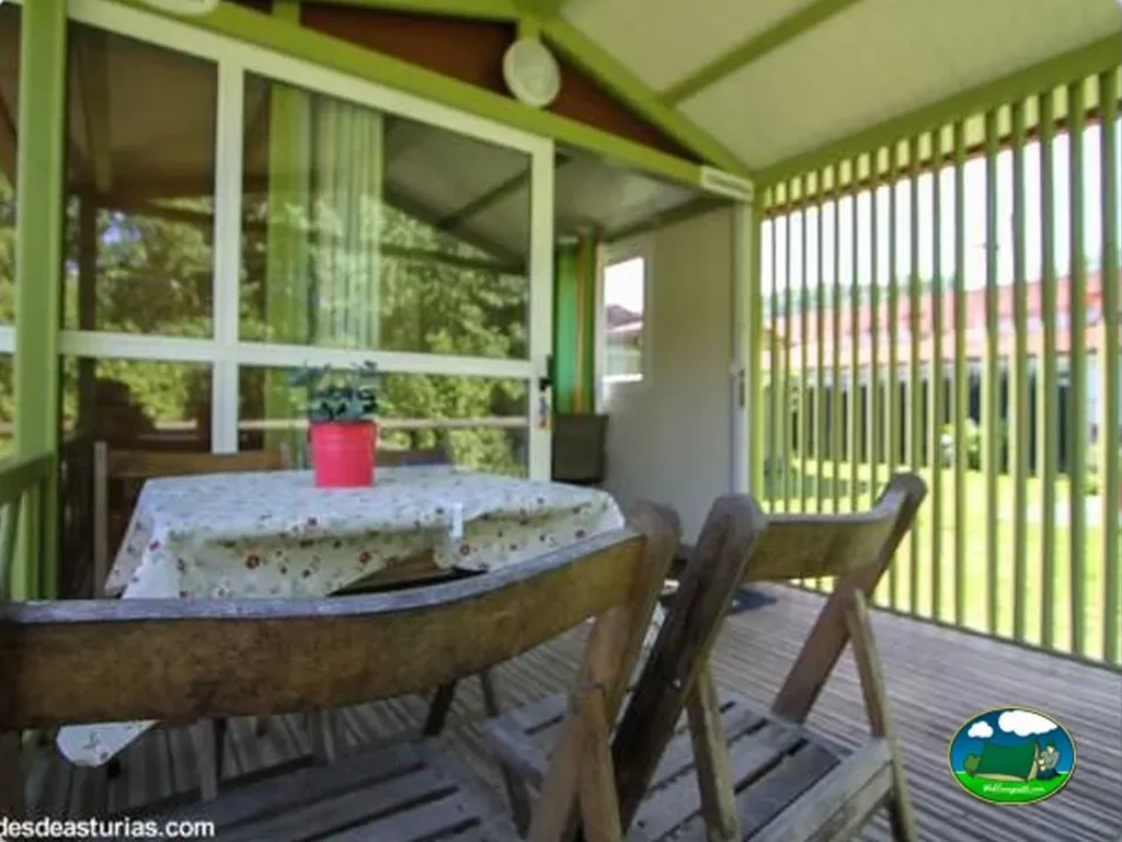 Cabaña con terraza y vistas al bosque del Camping Covadonga, Soto de Cangas (Asturias)