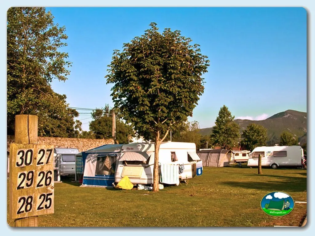 Parcelas con caravanas y vistas a la montaña del Camping Palacio de Garaña, Garaña de Pria (Asturias)