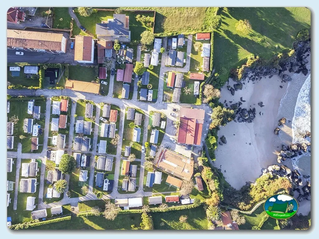 Parcelas junto al mar vista aérea del Camping Sorraos, Barro (Asturias)