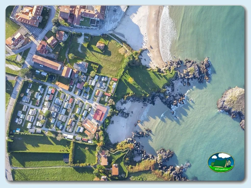 Bungalow junto al mar vista aérea acantilados del Camping Sorraos, Barro (Asturias)