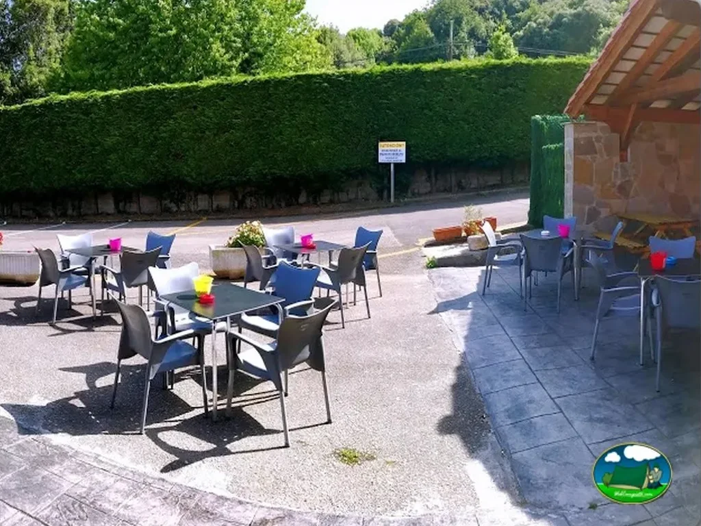 Restaurante bar con terraza y vistas al entorno verde del Camping Las Conchas, Poo de Llanes (Asturias)