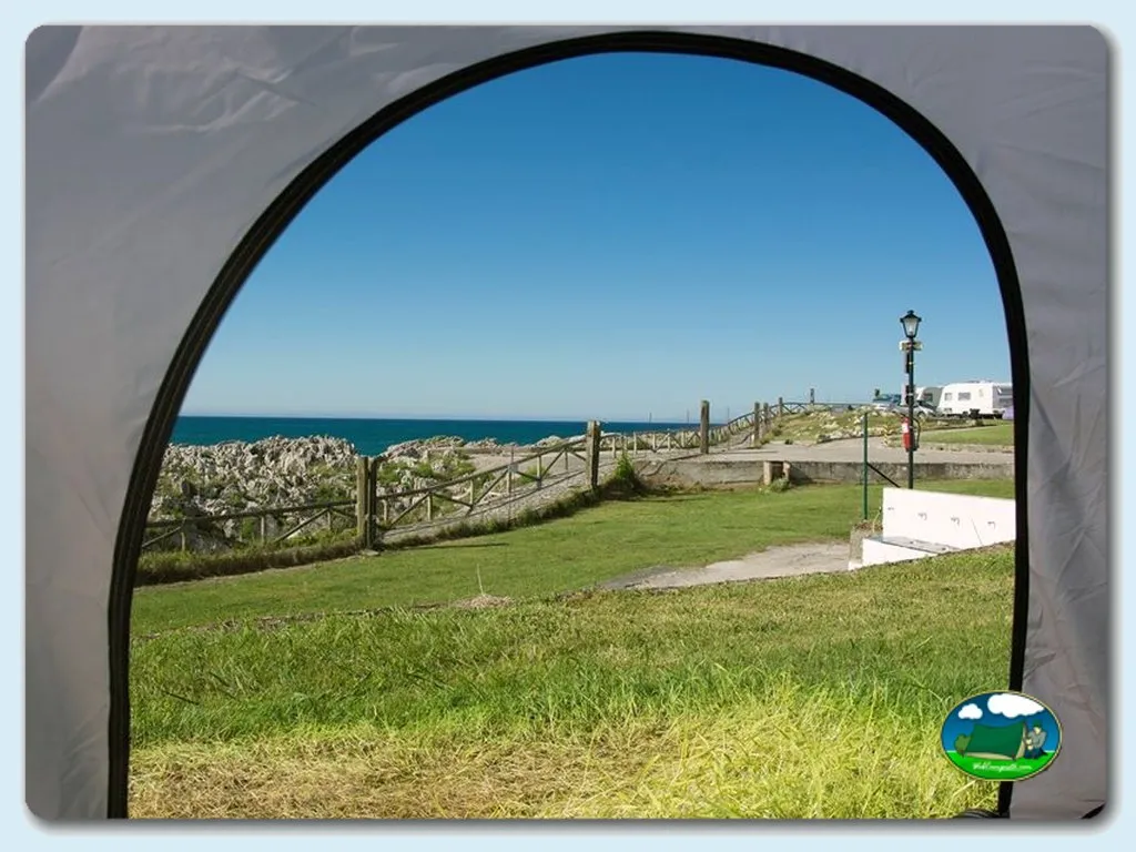 Parcela junto al mar con vistas al océano del Camping Entreplayas, Llanes (Asturias)