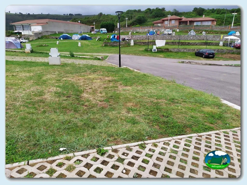 Parcela con vistas a la montaña del Camping Entreplayas, Llanes (Asturias)