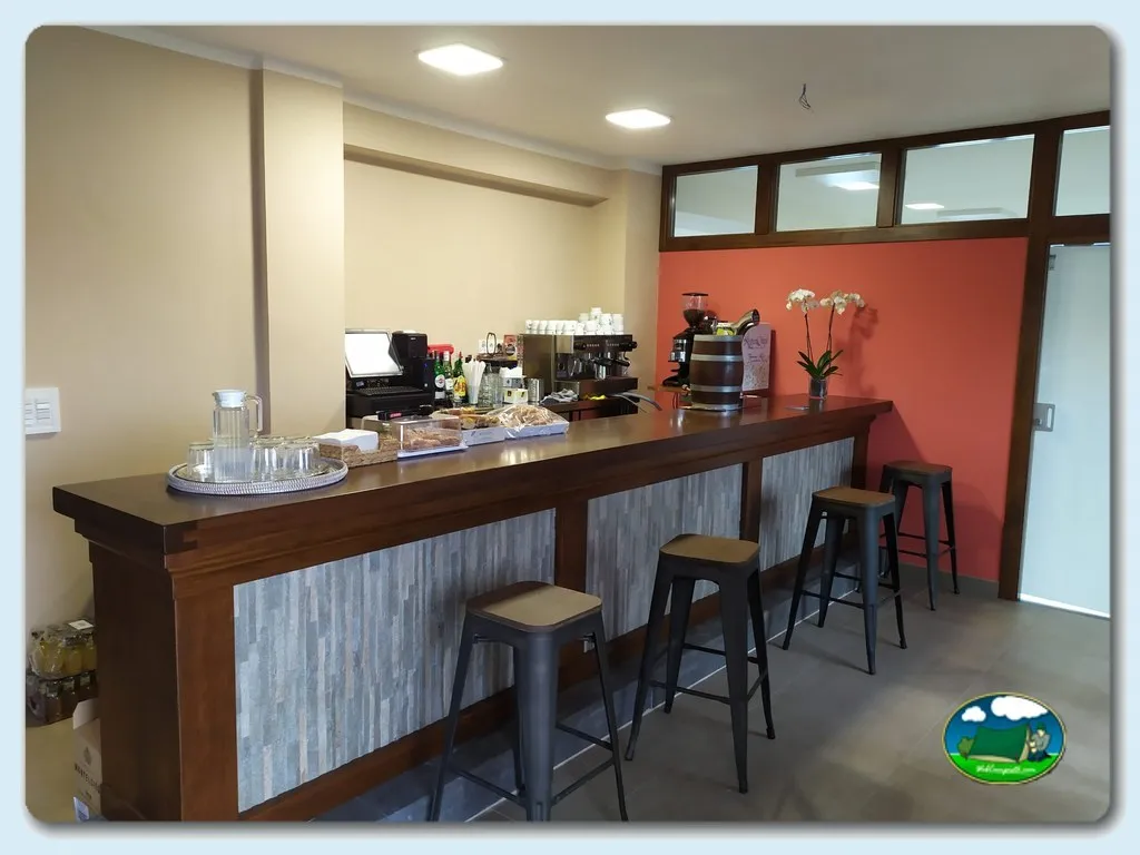Restaurante bar con barra de servicio del Camping Entreplayas, Llanes (Asturias)