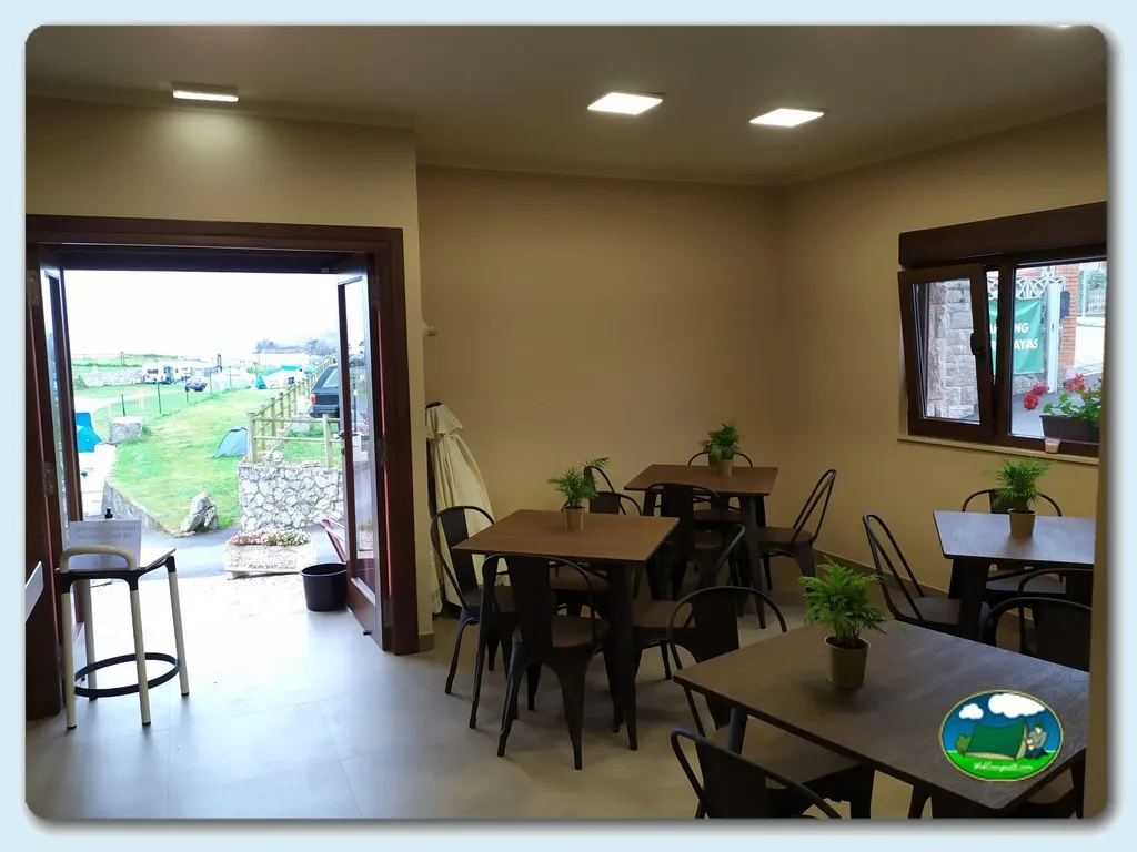 Restaurante con vistas al camping y parcelas del Camping Entreplayas, Llanes (Asturias)