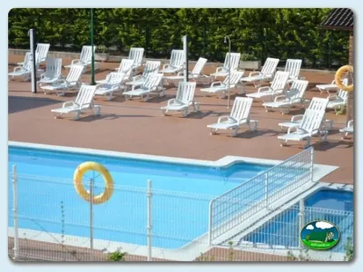 Piscina con hamacas y zona de descanso del Camping Río Purón, Rio Puron (Asturias)