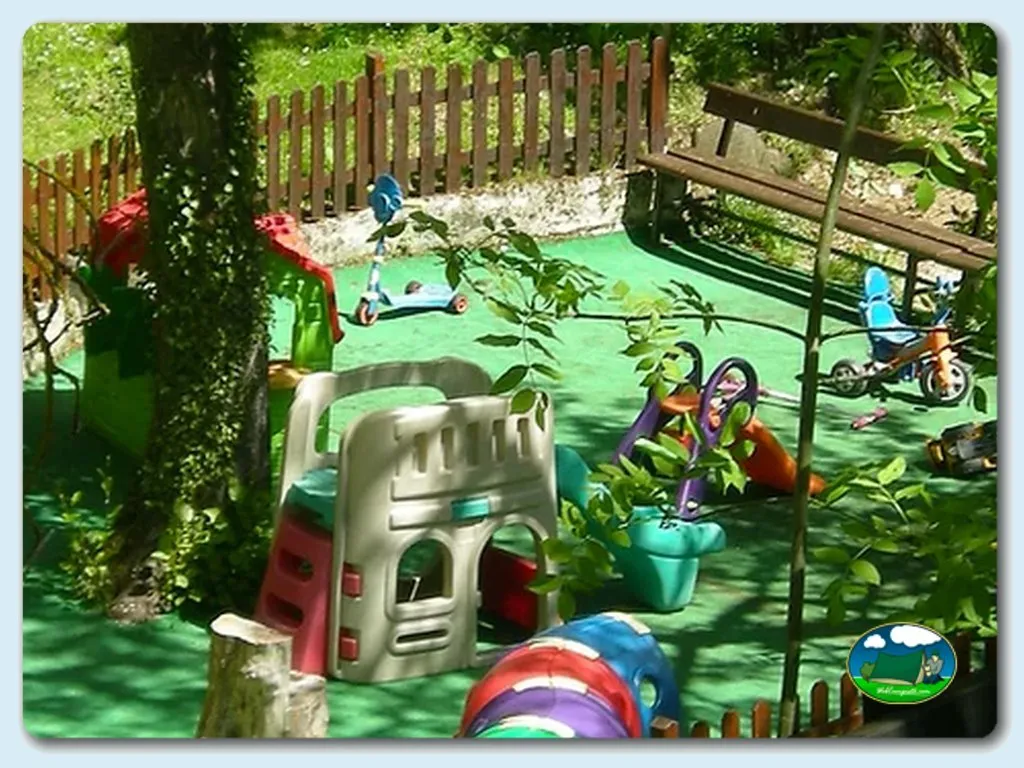 Parque infantil con juegos de plástico del Camping La Isla-Picos de Europa, Turieno (Cantabria)