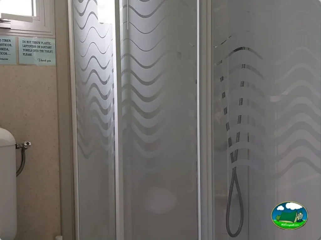 Aseos con duchas del Camping La Isla-Picos de Europa, Turieno (Cantabria)