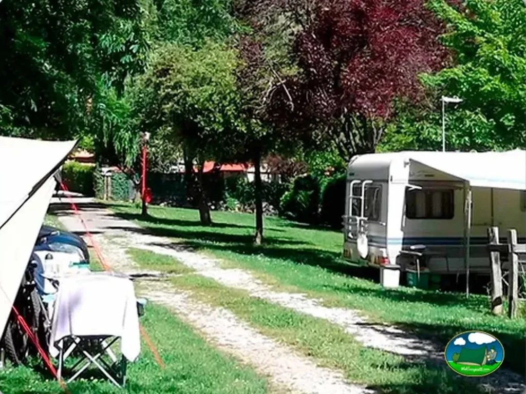 Mobil-home en parcela arbolada del Camping La Isla-Picos de Europa, Turieno (Cantabria)