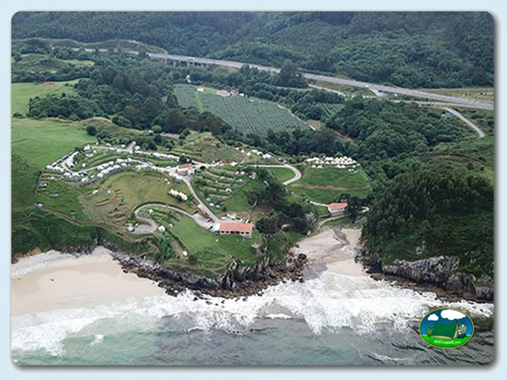 Playa junto al mar, bungalow y parcela con vistas al río del Camping La Paz, Vidiago (Asturias)