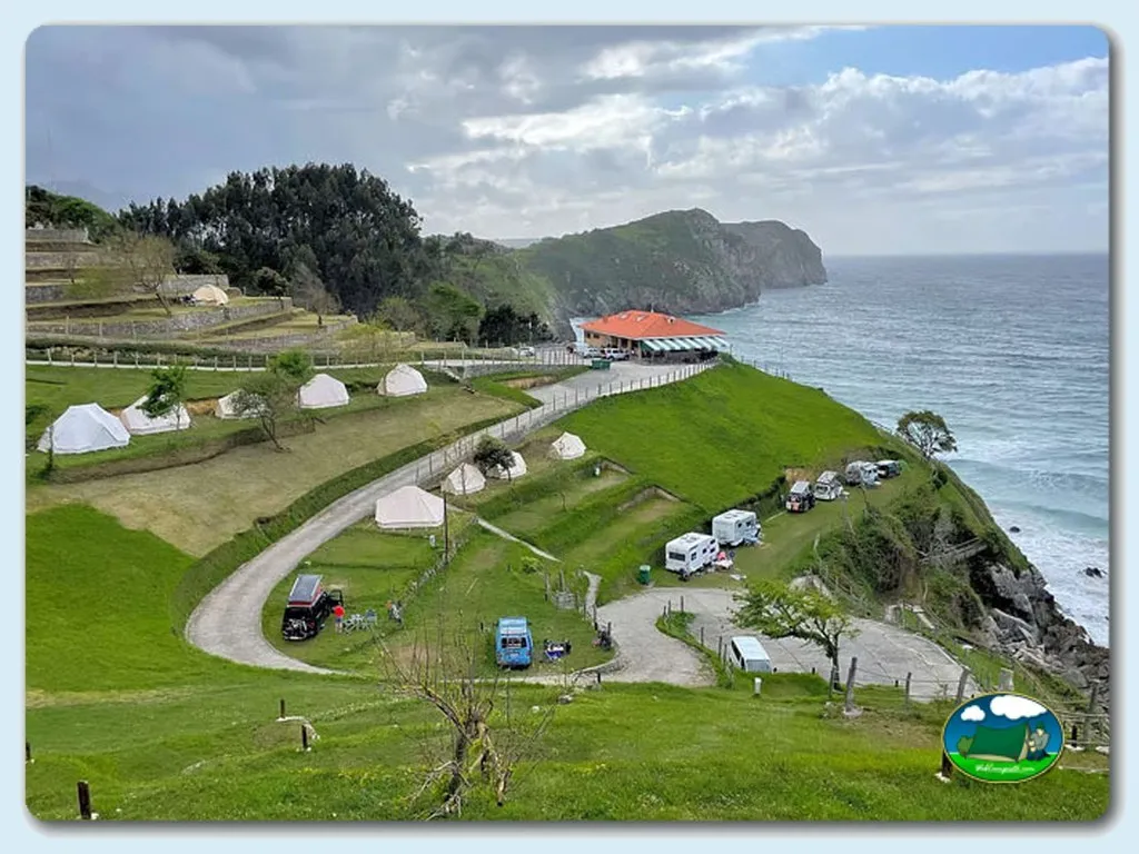 Glamping junto al mar con vistas a acantilado del Camping La Paz, Vidiago (Asturias)