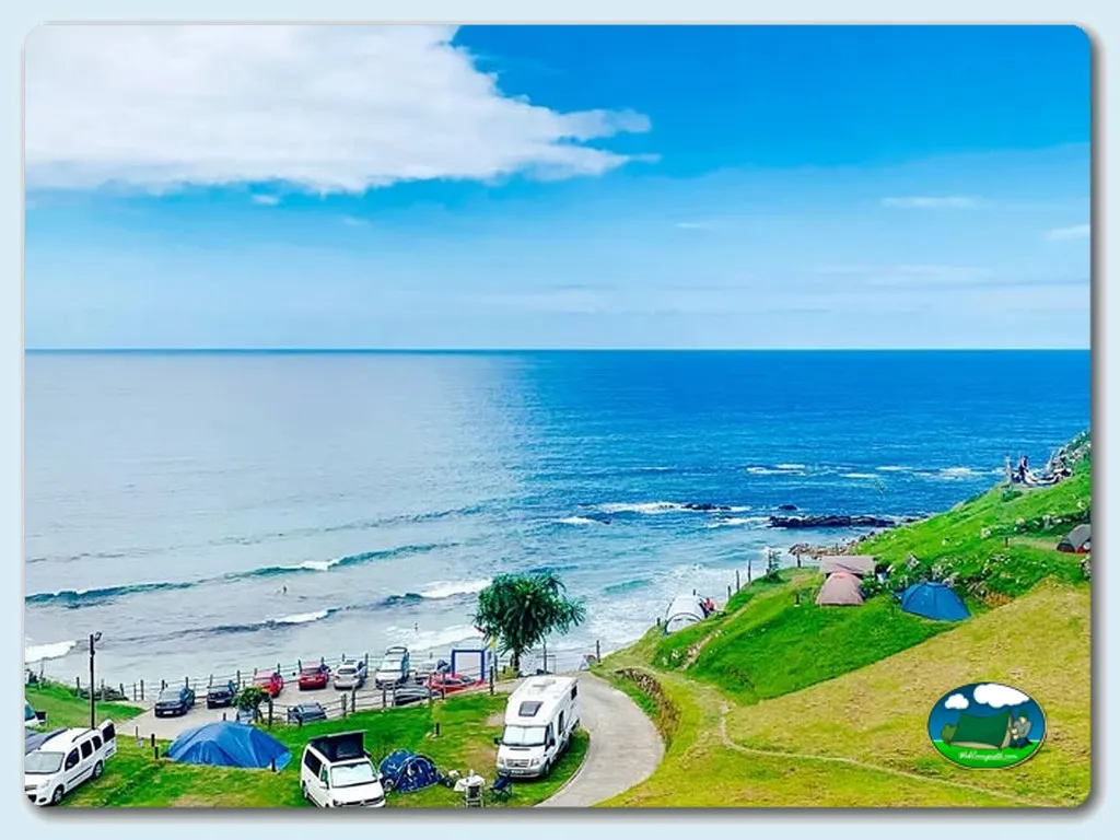 Parcela junto al mar con vistas a la playa del Camping La Paz, Vidiago (Asturias)