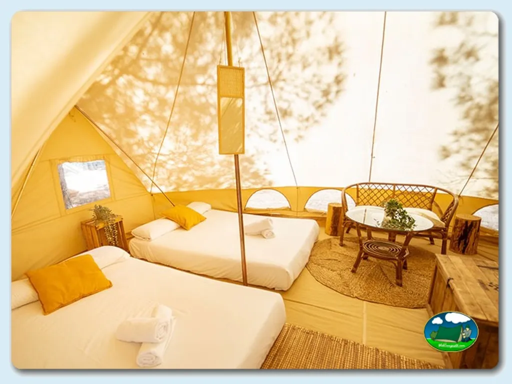 Glamping tienda de campaña interior con camas y zona de estar del Camping La Paz, Vidiago (Asturias)