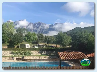 Piscina con vistas a la montaña del Camping La Viorna, Mieses (Cantabria)