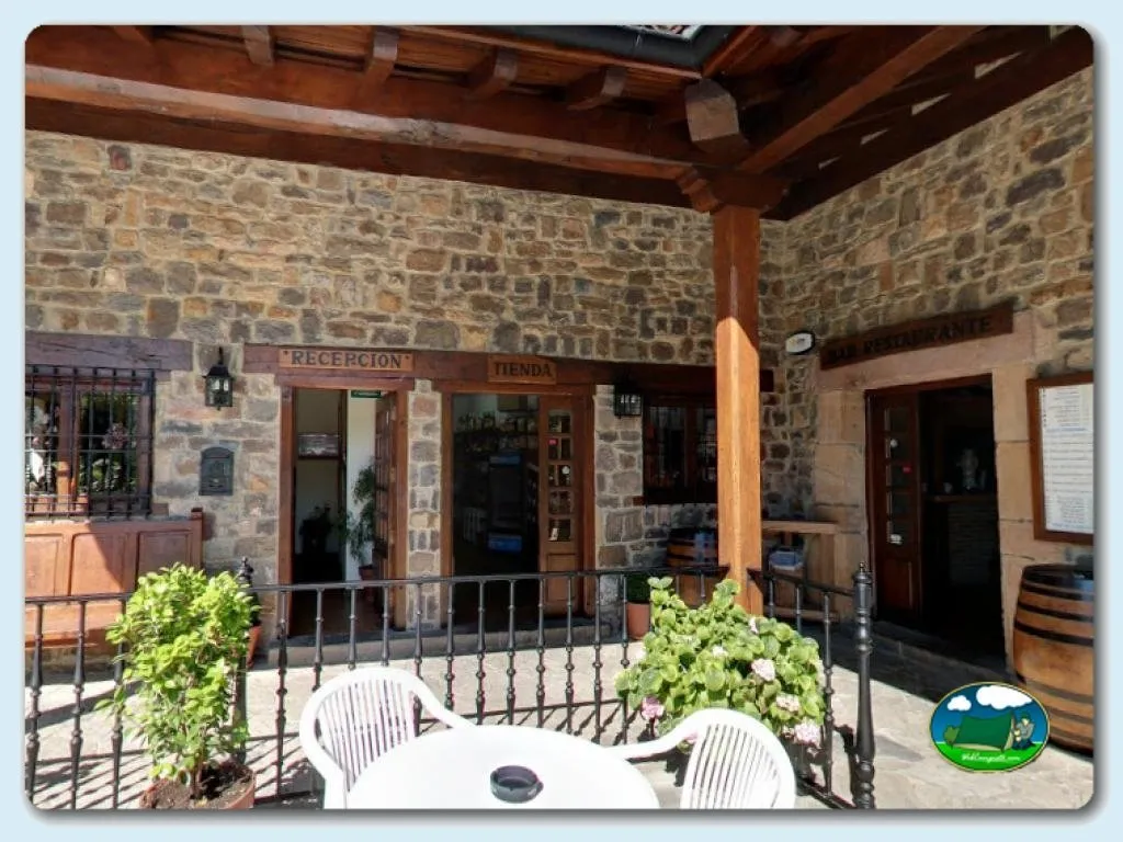 Recepción y tienda con terazza del Camping La Viorna, Mieses (Cantabria)