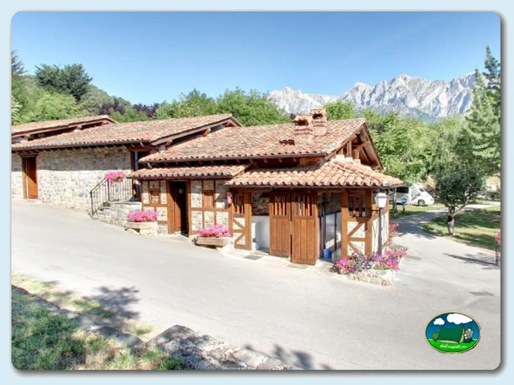 Bungalow de madera con vistas a la montaña del Camping La Viorna, Mieses (Cantabria)