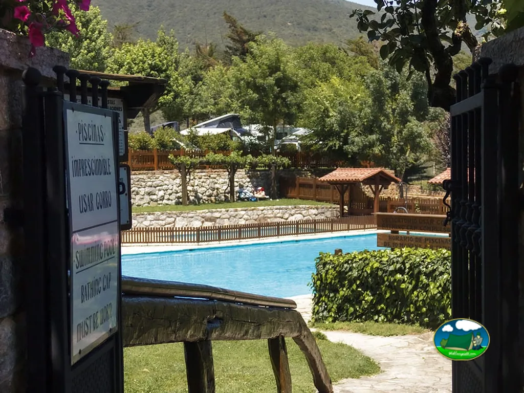 Piscina con vistas a la montaña, bungalows de madera del Camping La Viorna, Mieses (Cantabria)