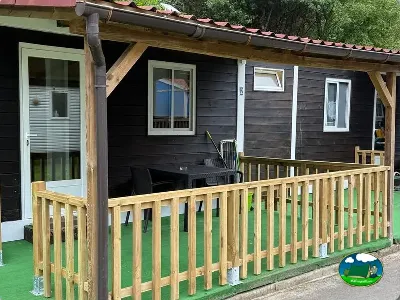 Cabaña con terraza y vistas al bosque del Camping Playa de la Franca, La Franca (Asturias)