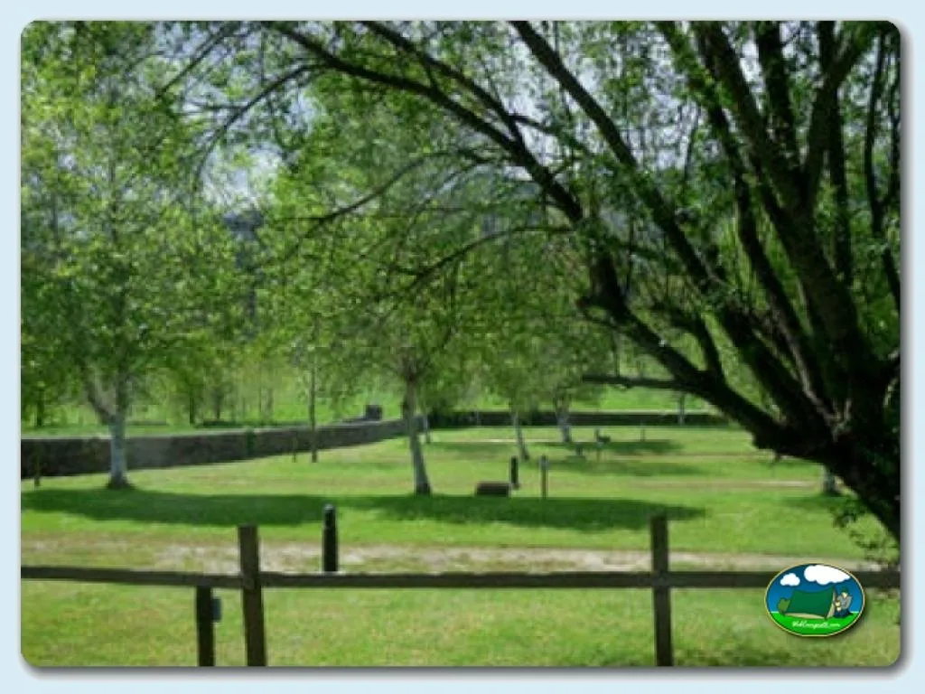 Parcela arbolada con valla de madera del Camping Colombres, Colombres en Ribadedeva (Asturias)