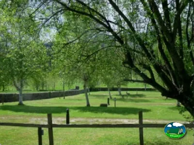 Parcela arbolada con valla de madera del Camping Colombres, Colombres en Ribadedeva (Asturias)