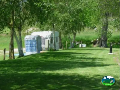 Parcela arbolada con servicios del Camping Colombres, Colombres en Ribadedeva (Asturias)