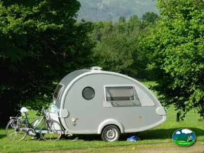 Caravana vintage en parcela con montaña del Camping Colombres, Colombres en Ribadedeva (Asturias)