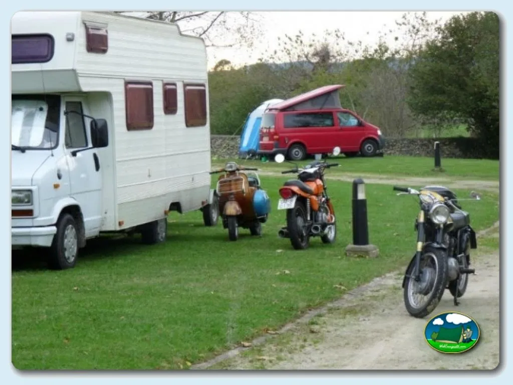 Parcela con mobil-home y vehículos vintage del Camping Colombres, Colombres en Ribadedeva (Asturias)