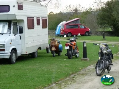 Parcela con mobil-home y vehículos vintage del Camping Colombres, Colombres en Ribadedeva (Asturias)