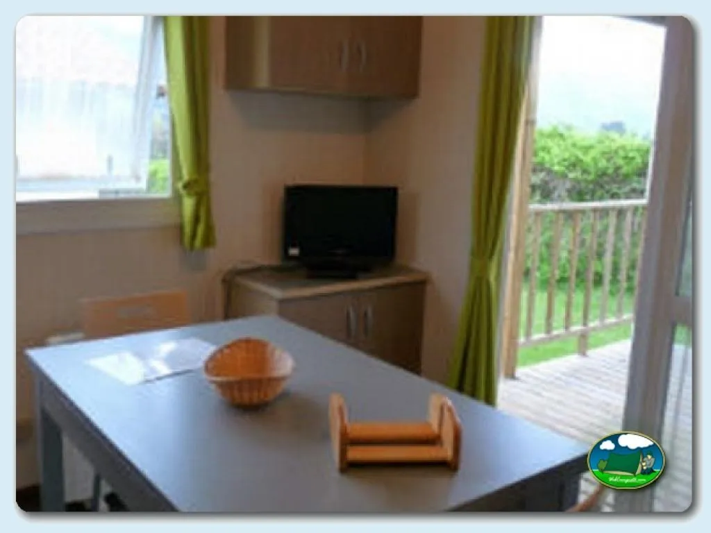 Mobil-home con terraza y vistas al jardín del Camping Colombres, Colombres en Ribadedeva (Asturias)