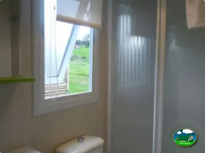 Interior mobil-home con vistas a parcela del Camping Colombres, Colombres en Ribadedeva (Asturias)