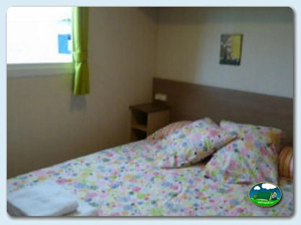 Mobil-home interior con cama doble del Camping Colombres, Colombres en Ribadedeva (Asturias)