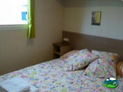 Mobil-home interior con cama doble del Camping Colombres, Colombres en Ribadedeva (Asturias)