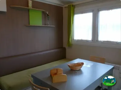 Mobil-home interior con sala de estar y ventanas del Camping Colombres, Colombres en Ribadedeva (Asturias)