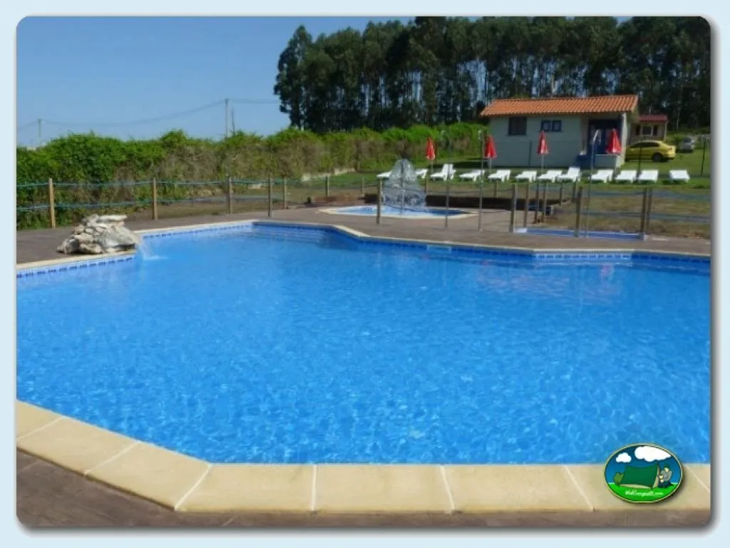 Piscina con bungalow y zona arbolada del Camping Colombres, Colombres en Ribadedeva (Asturias)