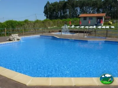 Piscina con bungalow y zona arbolada del Camping Colombres, Colombres en Ribadedeva (Asturias)