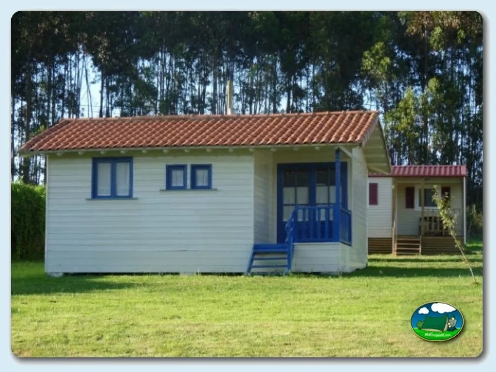 Bungalow con terraza y vistas al bosque de pinos del Camping Colombres, Colombres en Ribadedeva (Asturias)