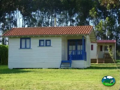 Bungalow con terraza y vistas al bosque de pinos del Camping Colombres, Colombres en Ribadedeva (Asturias)
