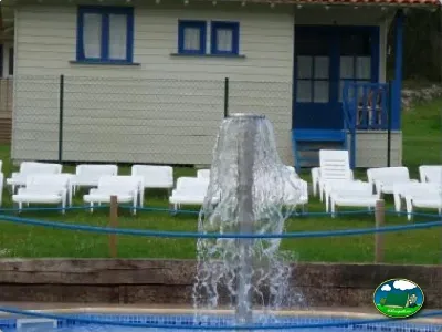 Piscina con fuente y bungalow del Camping Colombres, Colombres en Ribadedeva (Asturias)
