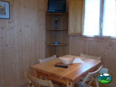 Interior cabaña con mesa de madera del Camping Colombres, Colombres en Ribadedeva (Asturias)