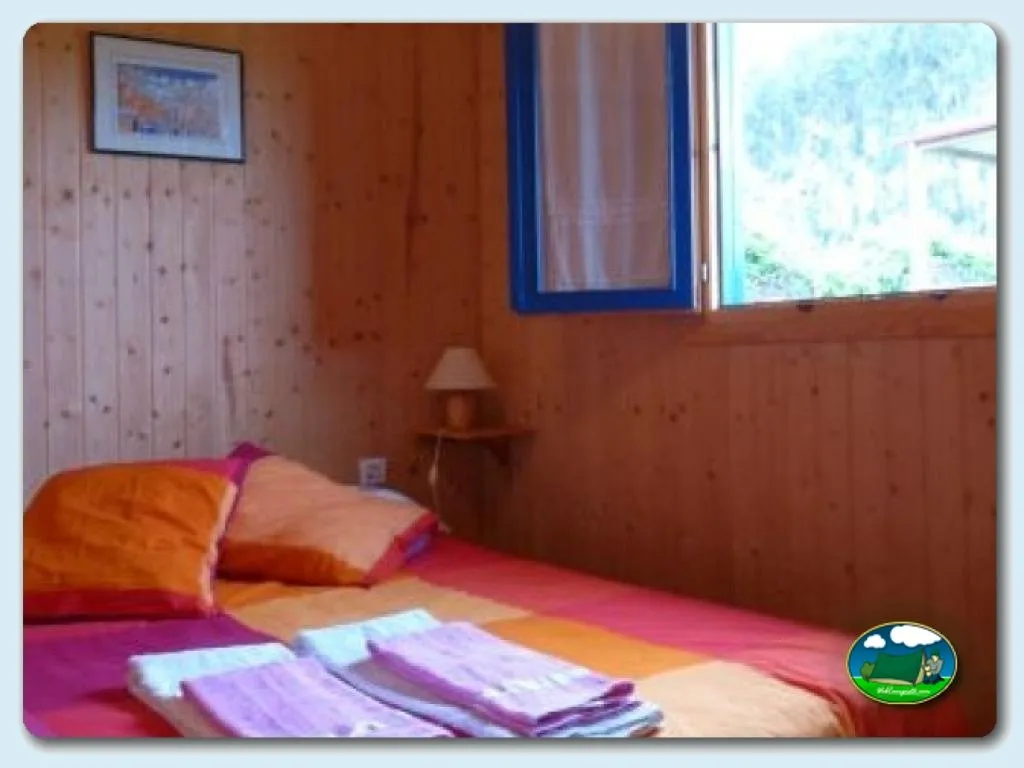 Cabaña interior con cama y vistas a la montaña del Camping Colombres, Colombres en Ribadedeva (Asturias)